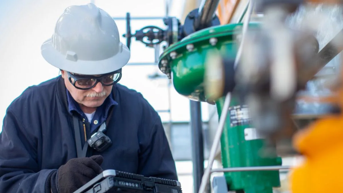 Servicio a válvula de control Fisher en refinería