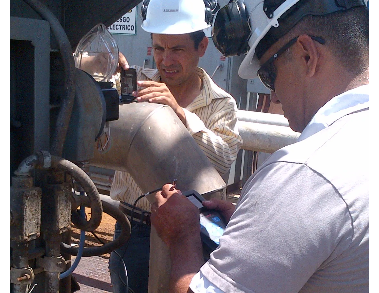 Ingeniero de ITS brindando asesoría técnica en planta industrial